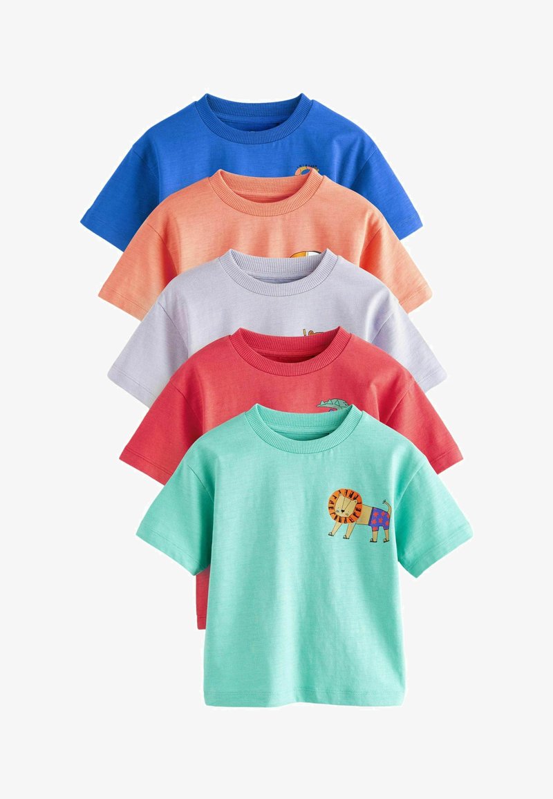 Cinq t-shirts enfants colorés à manches courtes en bleu, orange, gris, rouge et vert menthe, chacun avec un petit motif animalier sur la poitrine.
