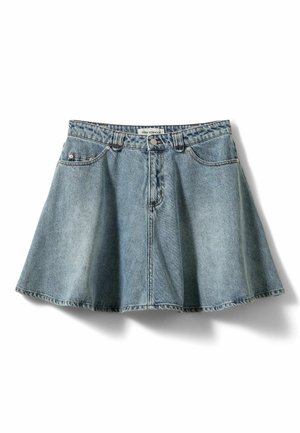 Jasnoniebieska mini spódnica dżinsowa w kształcie litery A z przednim zapięciem na guziki i zamek błyskawiczny, szlufkami na pasek oraz dwoma przednimi kieszeniami, przedstawiona na białym tle.