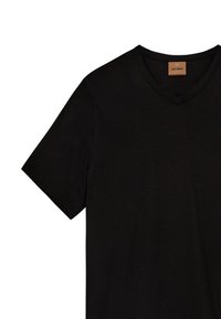 Fekete V-nyakú póló puha pamutból, rövid ujjú, a nyakrésznél látható címkével. Egyszerű kialakítás, minták vagy díszítések nélkül.