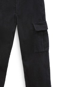 Pantalon en velours côtelé noir avec une poche à rabat sur la cuisse droite sur fond blanc.