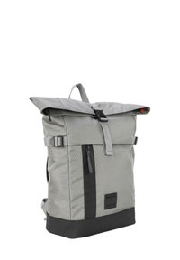 Zaino in tessuto grigio con chiusura a roll-top, dettagli neri, tasca frontale con zip, spallacci regolabili e materiale testurizzato.