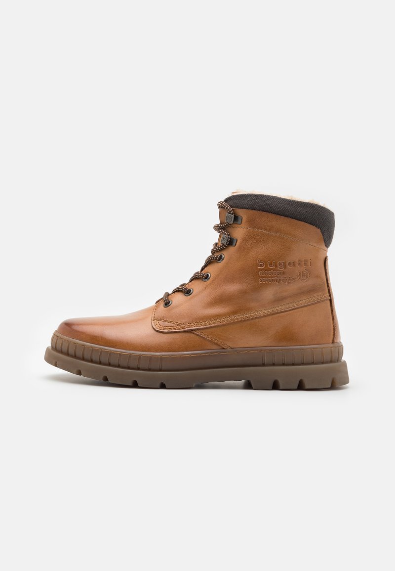 Stivaletto in pelle marrone con risvolto marrone texture, punta rotonda e suola in gomma robusta. Presenta occhielli metallici e logo del marchio sul lato.