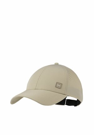 Gorra de béisbol beige con visera curva, pequeño parche con logotipo en la parte delantera, orificios de ventilación en los lados y correa negra ajustable en la parte trasera.