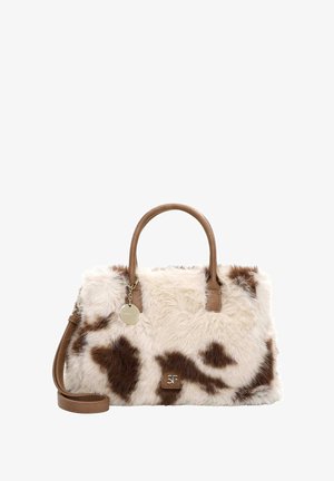 Faux-Fur-Handtasche mit einem weißen und braunen Kuhmuster, braunen Ledergriffen und einem abnehmbaren Schulterriemen mit Metallelementen.