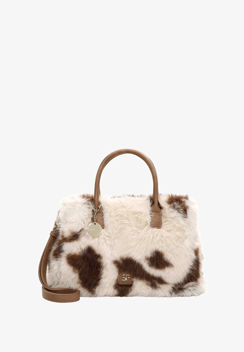 Faux-Fur-Handtasche mit einem weißen und braunen Kuhmuster, braunen Ledergriffen und einem abnehmbaren Schulterriemen mit Metallelementen.