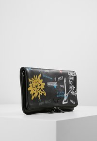Borsa a mano in pelle nera con design grafici colorati, tra cui un sole giallo e vari elementi testuali in blu e bianco. Chiusura con zip.