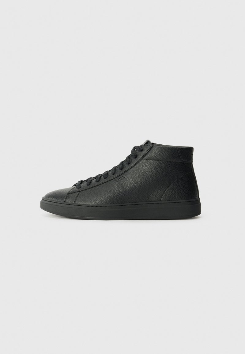 Zapatillas altas negras de cuero texturizado, con punta redondeada, suela de goma plana y cierre de cordones en la parte delantera con un sutil detalle de marca.