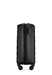 Zwarte harde koffer met een textuurafwerking, ritssluiting en vier wielen voor mobiliteit. Verticaleel ontwerp met afgeronde hoeken en een veilige vergrendeling.