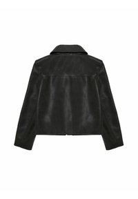 Giubbotto di pelle nera con colletto, texture liscia e taglio aderente, con cuciture visibili sulle spalle e sui lati.