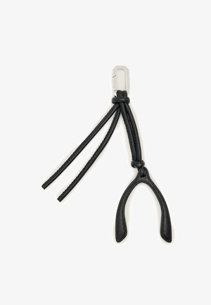 Zwarte leren polsband met een zilverkleurige metalen sluiting, met twee dunne leren koordjes en een lus in de vorm van een sleutelbeen.