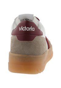 Sneaker bianco e beige con accenti bordeaux, realizzato in materiale scamosciato e pelle liscia, suola in gomma semi-trasparente e logo "victoria" sul tallone.
