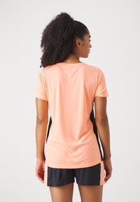 Under Armour CHALLENGER - Lihtne T-särk - flare orange/white