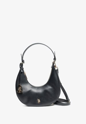 Zwarte leren handtas met een gebogen vorm, voorzien van een ritssluiting, verstelbare schouderband en gouden hardware accenten. Opvallend logo-detail inbegrepen.