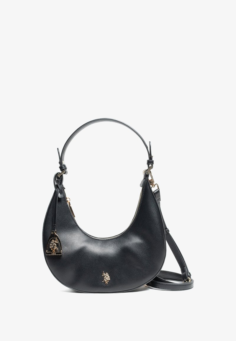 Sac à main en cuir noir avec une forme incurvée, doté d'une fermeture éclair, d'une bandoulière réglable et d'accents en métal doré. Détail de logo notable inclus.