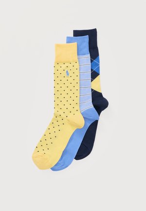 Tri páry pánskych ponožiek so strednou dĺžkou: žlté s čiernymi bodkami, svetlomodré s bielymi pruhmi a tmavomodré s modro-žltým károvaným vzorom.