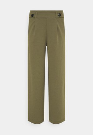 Pantaloni a gamba larga verde oliva con una texture liscia, taglio sartoriale, pieghe frontali e due bottoni decorativi neri in vita.
