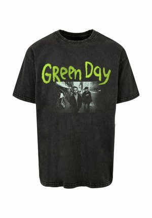 Must must, mis terveks küll. Ta on valmistatud puuvillast, millel on roheline "Green Day" logo ja mustvalge graafika neljast figuurist. Kulunud tekstuur.
