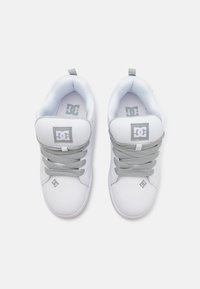 DC Shoes COURT GRAFFIK UNISEX - Obuća za skateboard - white/grey