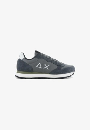 Sneaker grigio con una combinazione di tessuti lisci e camoscio, con suola bianca e accenti verdi, e logo geometrico sul lato.