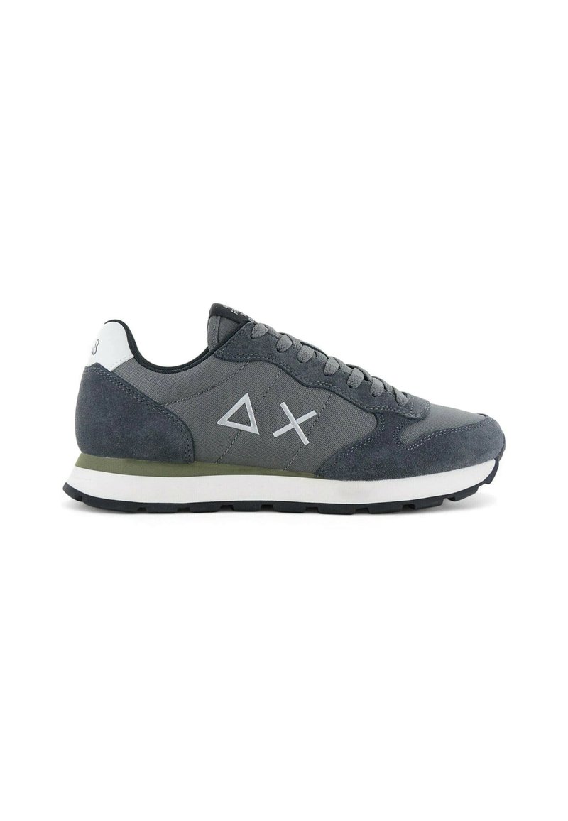 Sneaker grigio con una combinazione di tessuti lisci e camoscio, con suola bianca e accenti verdi, e logo geometrico sul lato.