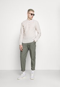 Only & Sons ONSCAIDEN HALF PLACKET - Camisa - pelican