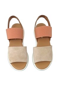 Sandali open-toe con una fascia anteriore in suede beige, una fascia elasticizzata alla caviglia color corallo e una suola in gomma bianca. Progettati per comfort e stabilità.