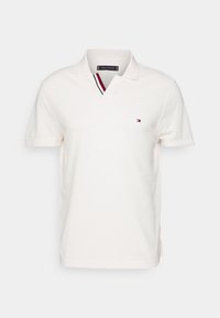 Polo a maniche corte in cotone bianco, con scollatura a V e righe rosse e blu navy. Logo piccolo sul petto sinistro.
