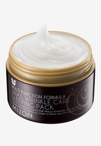 Barattolo rotondo con un coperchio dorato, contenente una crema bianca. L'etichetta nera presenta un testo bianco e un motivo di lumaca. Il prodotto è una maschera da notte multifunzionale per la cura delle rughe.