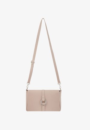 Miękka różowa prostokątna torba na ramię z regulowanym paskiem i srebrnym pierścieniem jako detalem na przedniej klapie zamknięcia.