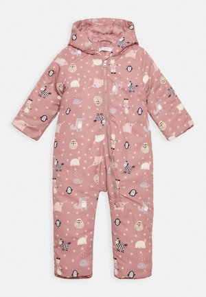 Monos para bebé en color rosa con capucha, que cuenta con cierre de cremallera y estampados de leones, cebras, pingüinos, elefantes y estrellas.