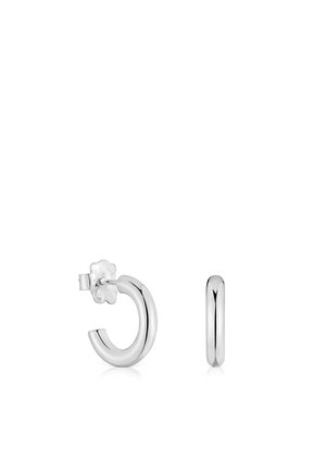 Pendientes de aro de plata con un acabado pulido. Tienen forma redonda, cuentan con un solo cierre de Stud y una textura suave.