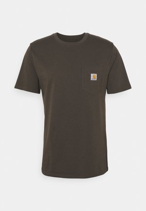 Mørkebrun t-shirt med korte ærmer, rund hals og lille brystlomme med en firkantet Carhartt-logo patch.