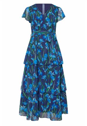 Marineblauwe jurk met meerdere lagen, korte zwierige mouwen, bloemenpatroon in tinten blauw en groen, V-hals en bijpassende stoffen riem gestrikt in de taille.