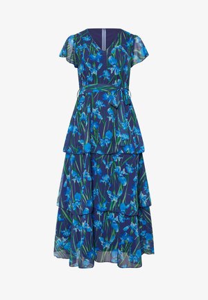Marineblå lagdelt kjole med korte, flagrende ærmer, blomstermønster i blå og grønne nuancer, V-hals og matchende stofbælte bundet i taljen.