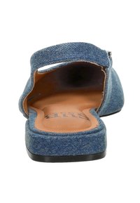 Denim slingback schoenen met een platte zool, open hiel, tan kleurige instapzolen en een lichte glans. Beschikt over een laag profiel en een casual ontwerp.