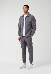 CLOSURE London SMART UTILITY OVERSHIRT ciemnoszary