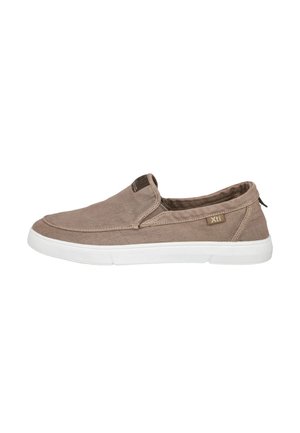 Zapato casual marrón tipo slip-on con suela blanca, parte superior de tela, paneles laterales elásticos y etiqueta de la marca Xti en el lateral.