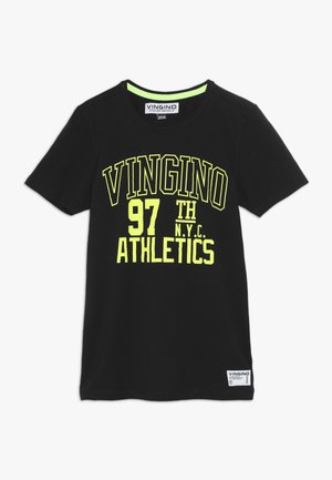 Czarny bawełniany t-shirt z wyraźnym żółtym napisem "VINGINO 97 TH N.Y.C. ATHLETICS". Okrągły dekolt, krótkie rękawy i metka na dolnym szwie.
