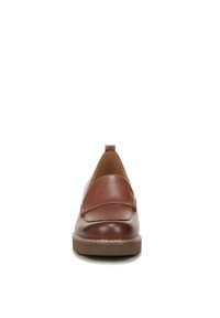 Bruine leren instapschoen met een vierkante neus, gladde bovenkant en een contrasterende tan kleurige platformzool. Minimalistisch ontwerp, geen zichtbare hardware.