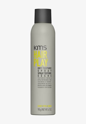 Grande bombe aérosol grise avec bouchon noir, étiquetée "KMS Hair Play Dry Texture Spray", 190g, pour une finition texturée et un rafraîchissement du style.