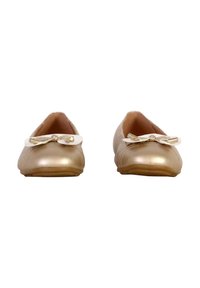 Bailarinas metálicas doradas con una textura suave, puntera redondeada y un lazo blanco en la parte delantera. Suela plana. Diseño sencillo.