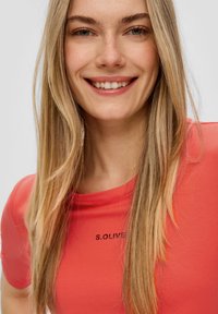 s.Oliver MIT SCHRIFT - T-shirt basic - hellorange