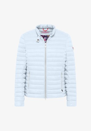 Jasnoniebieska ocieplana kurtka z stójką, dwoma zamykanymi na zamek bocznymi kieszeniami oraz kontrastową, wzorzystą podszewką.