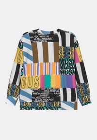 Sweatshirt multicolore avec divers motifs graphiques, incluant du texte et des rayures. Fait en tissu doux, il dispose de manches longues et d'un col rond.