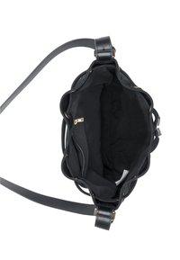 Sac à main en cuir noir avec une finition texturée, ouverture sur le dessus et une seule bandoulière. L'intérieur est doté d'une doublure noire douce et d'une poche zippée.