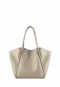 Beige nahkanapit, jossa on tilava ja rakenteellinen muotoilu. Varustettu kahdella pitkällä kahvalla ja hienovaraisilla ompelu yksityiskohdilla; ei näkyvää metalliosaa.