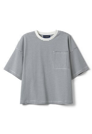 Weißes T-Shirt mit kurzen Ärmeln, dünnen schwarzen horizontalen Streifen und einer Tasche auf der linken Brust mit vertikalen Streifen.