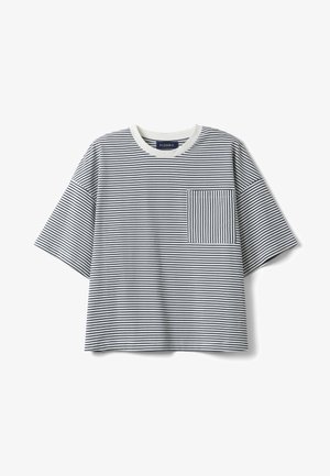 Camiseta blanca de manga corta con finas rayas horizontales negras y un bolsillo en el pecho izquierdo con rayas verticales.