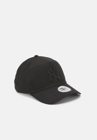 Schwarze Baseballmütze mit strukturiertem Design, ausgestattet mit einem gestickten Logo auf der Vorderseite und einem gewölbten Schild. Hergestellt aus glattem Stoff.