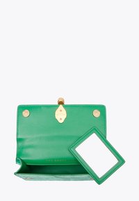 Zielony skórzany portfel otwarty, pokazujący wnętrze, detale złotego zapięcia i kwadratowe lusterko przymocowane do klapy. Wnętrze ozdobione tłoczonym napisem "THE SHOREDITCH".